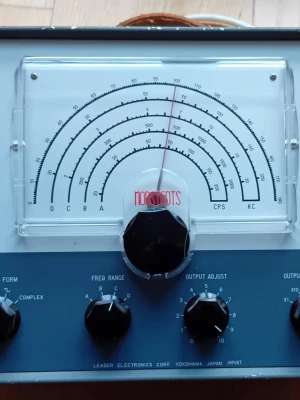 Leader LAG-55 ljudgenerator – Vintage testinstrument från Japan - Leader LAG-55 Audio Generator, ett klassiskt japanskt mätinstrument från Leader Electronics Corp. Perfekt för samlare, radioamatörer, elektronikentusiaster eller den som arbetar med service och test av ljudutrustning. Specifikationer: Modell: Leader LAG-55 Tillverkare: Leader Electronics Corp. Tillverkad i Japan Analog frekvensmätare Justerbar frekvens och signalnivå Nätansluten (230 V via nätkabel)