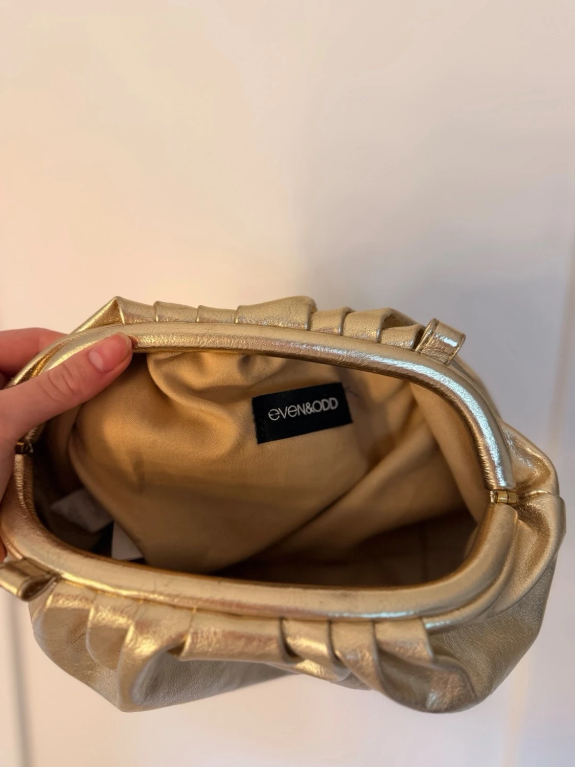 Guldig kuvertväska i metallic - 2