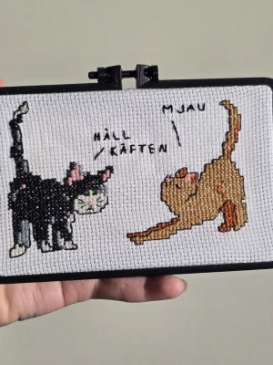 Roligt broderi med katter och text - Handgjort broderi av mig i svart lättare ram av PLA. Rolig text med två katter. 
