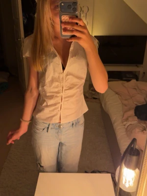 Jättesnygg vit blus från Zara😍 - Säljer en vit blus från Zara😍 använts bara en gång!🥰