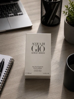 Acqua di Giò Eau de Toilette 100 ml - Acqua di Giò Eau de Toilette från Giorgio Armani i en stilren vit kartong med silverfärgad text. Flaskan innehåller 100 ml och är en klassisk doft för män. Perfekt för dig som gillar fräscha och maskulina parfymer.