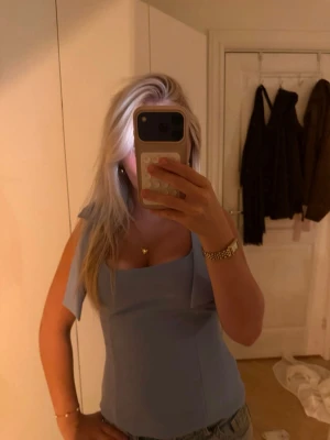 Zara topp - Såå fin topp från Zara med rosetter, använd 1 gång💗