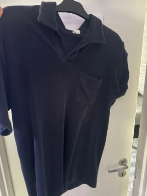 Mörkblå frotté polotopp med ficka - Köptes från h&m för nått år sedan men användes aldrig, nypris var 599kr storlek S mörkblå