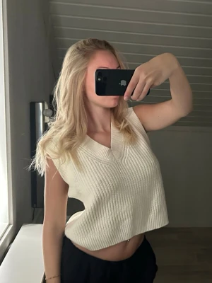 Vit väst  - Vit väst, storlek S hel och fin  Använd fåtal gånger, från h&m divided  Perfekt ha bära så som den är eller över en långärmad 