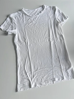 Vit t-shirt, storlek S - Vit tunn t-shirt från Lager157, storlek S (lappen borttagen). Mycket bra skick. Har använt en avnoppringsmaskin så tyget är mjukt och skönt utan noppor.
