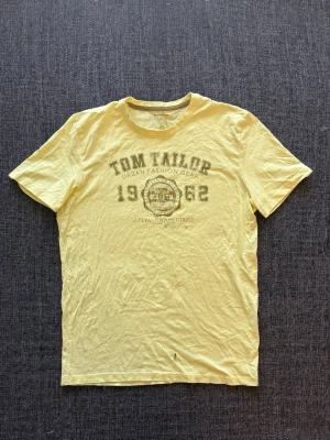Tom tailor T-shirt ~ vintage  - Sjukt eftertraktad Tom Tailor T-shirt ~ vintage modell | st M | färg ljus gulgrön | klassisk passform | sällsynt 2000’s modell | OBS kan gå ner lite i pris vid snabb affär! 🏄