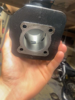 Cylinder och kolv till moped - Säljer en cylinder och kolv till moped. Cylindern är svart och silverfärgad med fyra bultfästen och kolven är i metall med spår för kolvring. Perfekt för dig som vill trimma eller byta ut delar på din moppe.