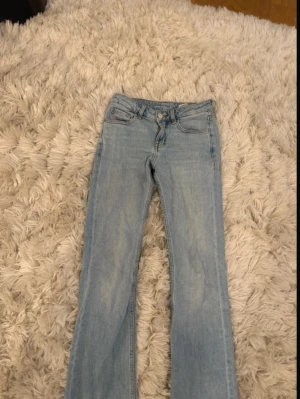 Lågmidjade bootcut jeans - Från bikbok, storlek 24/32, aldrig använda