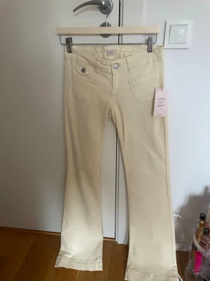 Helt oanvända ljusgula bootcut jeans från Nelly - Säljer ett par ljusgula jeans från Nelly med bootcut-modell. Jeansen har klassiska fem fickor, bälteshällor och stängs med knapp och dragkedja. Materialet är mjukt och stretchigt för extra komfort. Perfekt nu inför sommaren!😍 pris går att förhandlas. Nypris 599.