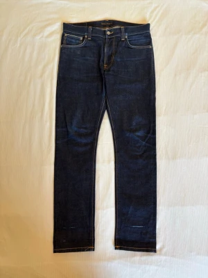 Vintage Nudie Selvedge Jeans - Lean Dean - Tjjjaaaa!!! Nu säljer jag mina dry Japan selvedge Lean Dean jeans i storleken 32/32🤩passformen är lite mindre slim än grim tim, dessa jeans har möjligheten att utveckla en unik patina då dessa har inte blivit tvättade🫣tveck inte på skriva ifall ni har några frågor🥰