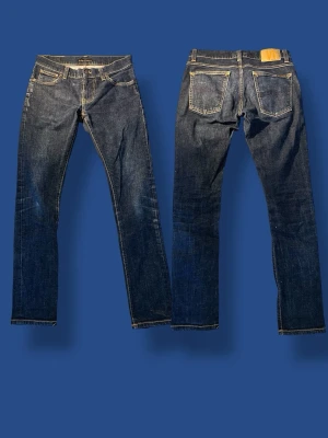 Nudie jeans Lean Dean fet wash  - Nu säljer vi ett par feta nudie jeans Lean Dean i storleken 30/30. Jeansen har en fin wash och har inga skador alls! Midja: ish 36cm. Längd: ish 98cm.
