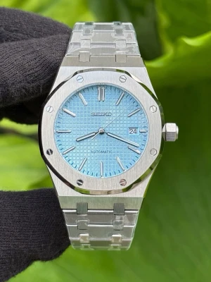 Seiko 41mm Royal Oak Mod ’Baby Blue’ NH35 - Movement: NH35 Seiko Case Size: 41mm Crown: Screw-down Water Resistance: 100m Crystal: Sapphire Glass Lume: Super Lume Bracelet: Full link bracelet included