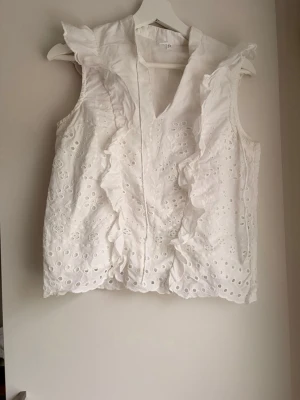 Vit blus med volang  - Oanvänd!