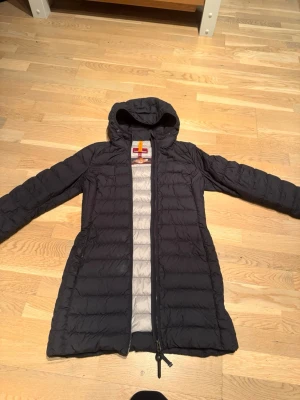 Säljer pjs jacka - Säljer min jacka från parajumpers köpt på johnells. Den är i fint skick och har inga hål eller andra defekter. För mer frågor eller bilder skriv privat 