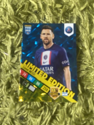 Limited Edition fotbollskort PSG messi - Säljer ett Limited Edition fotbollskort med en spelare från PSG. Kortet har blå och gula detaljer samt holografisk bakgrund. Perfekt för samlare som gillar fotboll och unika kort.