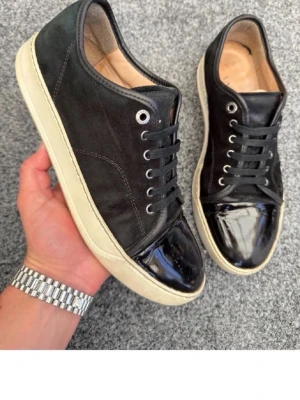 Svarta sneakers från Lanvin - Snygga svarta sneakers från Lanvin med vit sula och lackad tå,  Box ingår självklart! 