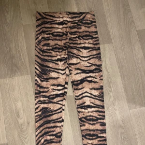 Tiger-mönstrade leggings Stradivarius - Tigermönstrade leggins från Stradivarius 