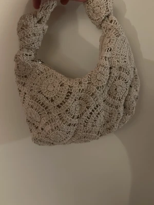virkad clutchväska  - Söt beige virkad clutcväska, passar fint för att lägga in små saker i de 💕🥹🤗