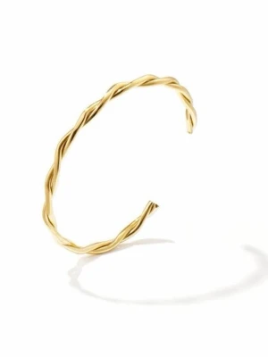 Guldfärgat tvinnat armband - Snyggt armband i guldfärgad rostfritt stål metall med tvinnad design. Öppen modell som enkelt kan justeras runt handleden. Perfekt accessoar för att lyfta din stil med en trendig touch.