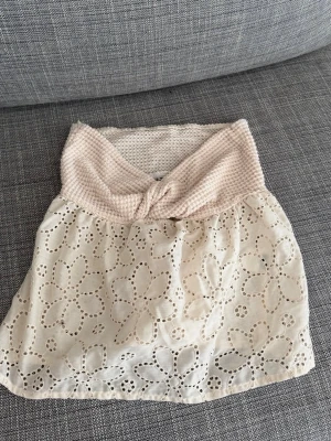 Beige gullig topp  - En fin topp från SHEIN, beställ  fel storlek därför säljer jag den. Jag är i storlek S/m och 167cm lång och den är lite för kort för mig. 