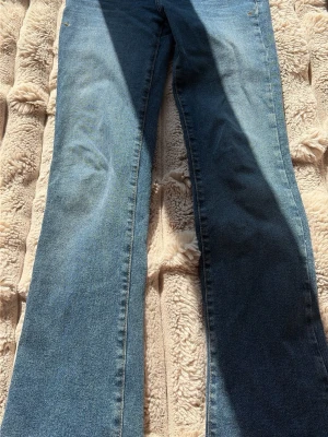 Blå bootcut jeans från LTB - Säljer ett par klassiska blå bootcut jeans från LTB med fem fickor och snygga kopparfärgade nitar. Jeansen har normal midja och är tillverkade i ett mjukt denimtyg som sitter skönt. Perfekta för dig som gillar en tidlös och avslappnad stil.