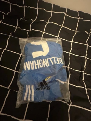 Real Madrid Bellingham #5 Tracksuit Blå – Tröja + Shorts | Storlek M | Endast testad - ⚽ Säljer ett riktigt snyggt Real Madrid Bellingham #5 tracksuit-set i blå färg. Setet innehåller både tröja och shorts.  ✅ Storlek: M ✅ Färg: Blå ✅ Spelare: Jude Bellingham #5 ✅ Endast testat – mycket fint skick ✅ Tröja + shorts ingår ✅ Bekväm passform och hög kvalitet ✅ Perfekt för fotboll, träning eller vardag ✅ Fraktas samma dag eller senast dagen efter ✅ Pris kan diskuteras vid snabb affär