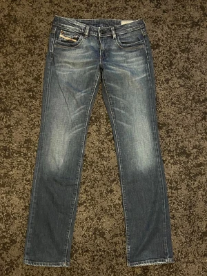 Diesel Jeans - Säljer nu ett par skitsnygga diesel jeans i storlek 30/34. Säljer dem då det blev fel modell när jag köpte dem. Dem sitter straight/slimfit. Nypris på dessa ligger på runt 1500-2000 men jag säljer för endast 349 då jag vill bli av med dem så snabbt som möjligt. Kom gärna med frågor och priset kan diskuteras vid snabb affär!