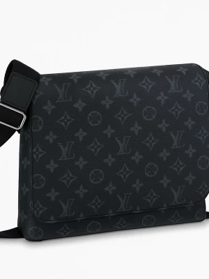 Svart axelväska med monogram - Snygg svart axelväska  med klassiskt monogrammönster i grått. Väskan har justerbar axelrem, lock och innerfack med dragkedja. Tillverkad i tåligt lädermaterial och har en stilren, fyrkantig form som passar till många outfits.