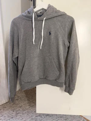 Ralph Lauren hoodie  - Säljer en grå Ralph lauren hoodie i strl M då jag aldrig använder den. Nypris ligger ungefär på 2100 så jag lägger ut den för 799 då jag använde den en gång.🥰