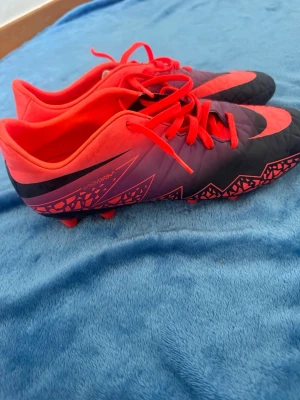 Nike Hypervenom fotbollsskor röd/svart - Säljer ett par Nike Hypervenom fotbollsskor i rött och svart