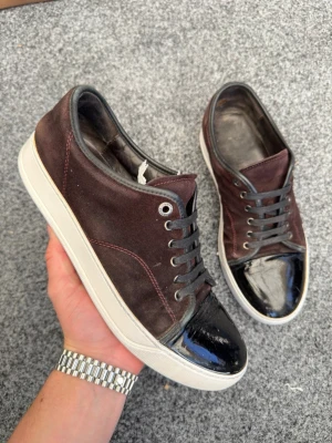 Lanvin uk8 vinröd - Säljer nu mina sjukt feta vinröda lanvins! Denna färgen slutade säljas i butik så domma kan vara svåra att få tag i speciellt med detta skick. Perfekta sommar skor! Size uk8/42, passar dig som har 42/43/44 eftersom lanvins som vanligt är stora i storlek! Skick 8/10 lite slitet innuti ena sulan. Nypris 5200kr mitt pris 1899kr. kan gå ner i pris vid snabb affär! Hör av dig vid frågor eller andra funderingar😁👍