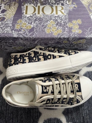 Svarta dior skor dam - Box påse tillkommer ej