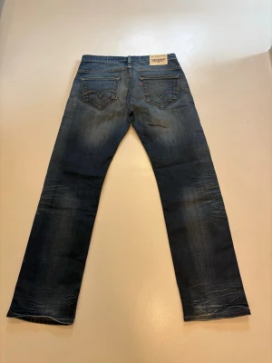Vintage Levis jeans - Vintage marinblåa Levis jeans straight/bootcut //  Storlek W33 L32 //  Modell: 504 Straight //  Mycket bra skick //  Midja 41cm  Längd 104cm  Innerben längd 78cm  Skriv vid minsta fråga eller fundering🤝