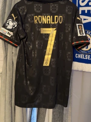 Portugal tröja - En fin Portugal tröja med Ronaldo på ryggen i storlek M.