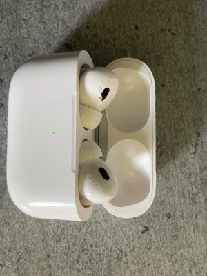 Hörlurar pro 2 - Säljer ett par trådlösa in-ear hörlurar i vitt med laddningsetui. Hörlurarna har en slimmad och modern design med rundade kanter och sitter bekvämt i öronen. Serienummer kan skickas vid förfrågning. 