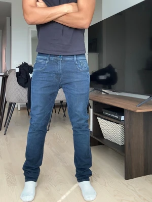 Replay Anbass - Säljer dessa nästan helt nya Replay anbass jeans. Storlek: 30w/32L. Mått: 38 midja, 100 cm längd. Skick: 9/10!  Hör gärna av er om ni har frågor!