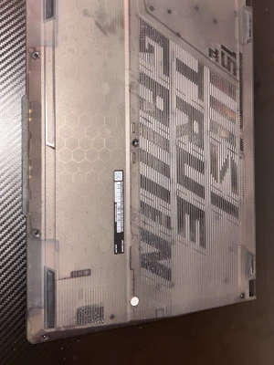 Svart MSI gaming laptop - Säljer en svart gaming laptop från MSI med draklogga på locket. Laptopen har en robust design med mattsvart finish och tydliga detaljer på undersidan. Perfekt för dig som gillar gaming och vill ha en snygg dator.