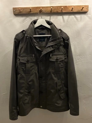 Riley Field Jacket   - Säljer denna riktigt snygga jackan. Jackan har en luva som man kan ta in o ut när man känner för det. Enkelt o smidigt ! Nypris - 2099 | Strl - M | Skick - 11/10