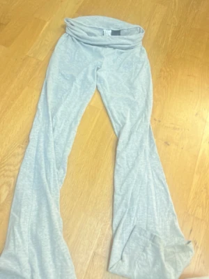 Grå mjuka loungebyxor - Supersköna grå loungebyxor med bred linning och utsvängda ben. Perfekta för chill hemma eller när du vill vara bekväm. Tillverkade i mjukt bomullsmaterial som känns riktigt skönt mot huden.