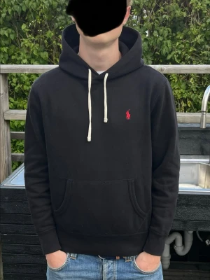 Ralph Lauren hoodie - Bra skick Storlek S Qr kod som visar äkthet Modellen är 180cm och 66kg Tecken på användning finns