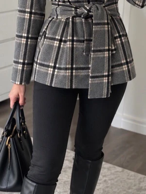 Mint & Berry Grey Check Belted Coat – Size 38 / M - Elegant Mint & Berry short coat in a classic grey check pattern with black and beige details. Stylish wrap design with a wide collar and removable matching belt that beautifully defines the waist.  Fully lined and perfect for autumn and spring. The coat reaches approximately mid-buttock length.  • Brand: Mint & Berry • Size: 38 / M • Colour: Grey / Black / Beige • Wrap style • Removable tie belt • Fully lined • Classic checked pattern • Very good condition  A beautiful and versatile coat that lo