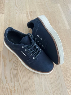 Marinblå sneakers från Gant - Snygga marinblå sneakers från Gant. Nästan helt nya, bara prov använda. Kostar 1200 helt nya men säljer dom för 700kr