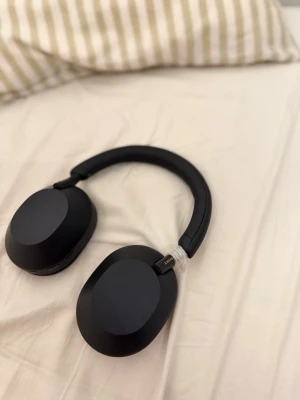 Svarta over-ear hörlurar från Sony - Högra örans vinge är spräckt men fortfarande går att lyssna på musik med med är pytte lite loose på högra men tight på vänstra. Ljud kvalitet är detsamma och bra noise cancellation.👌