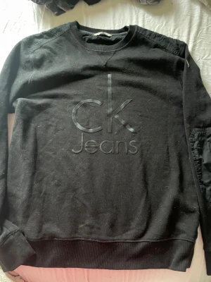 Svart sweatshirt från Calvin Klein Jeans - Fin sweatshirt 