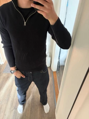 Mörkblå raka jeans herr - Säljer ett par mörkblå jeans med raka ben och klassisk femficksdesign. Jeansen har kontrastsömmar och normal midja. Perfekta för en avslappnad och stilren look. Materialet är denim i bomull.