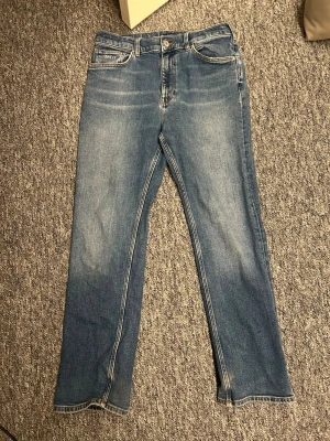 Blå raka jeans med ljus tvätt - Ett par klassiska blå jeans från gant använd 1 gång storlek158-164