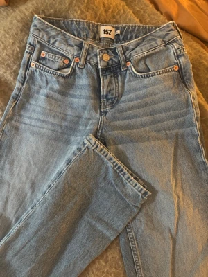 Raka ljusblå jeans  - Raka ljusblåa jenas från Lager157 i storlek 32