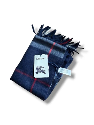 Burberry Scarf - Säljer nu denna Burberry halsduk!                           Väldigt bra skick!                                                           Kom PM ifall du har några mer funderingar 😁