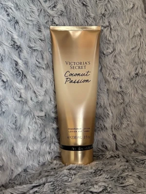 Victoria Secret body lotion  - Body lotion från Victoria Secret i doften Coconut Passion🤎 Sparsamt använd 