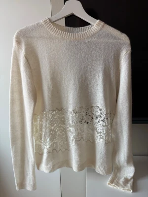 Populär vit stickad tröja från Zara med Spetsdetalj. - Säljer nu den trendiga tröjan från Zara som ej är tillgänglig längre. Storlek M men skulle säga att den är liten och passar mer XS/S! Använd fåtal gånger. Pris kan diskuteras vid snabb affär!!🩷